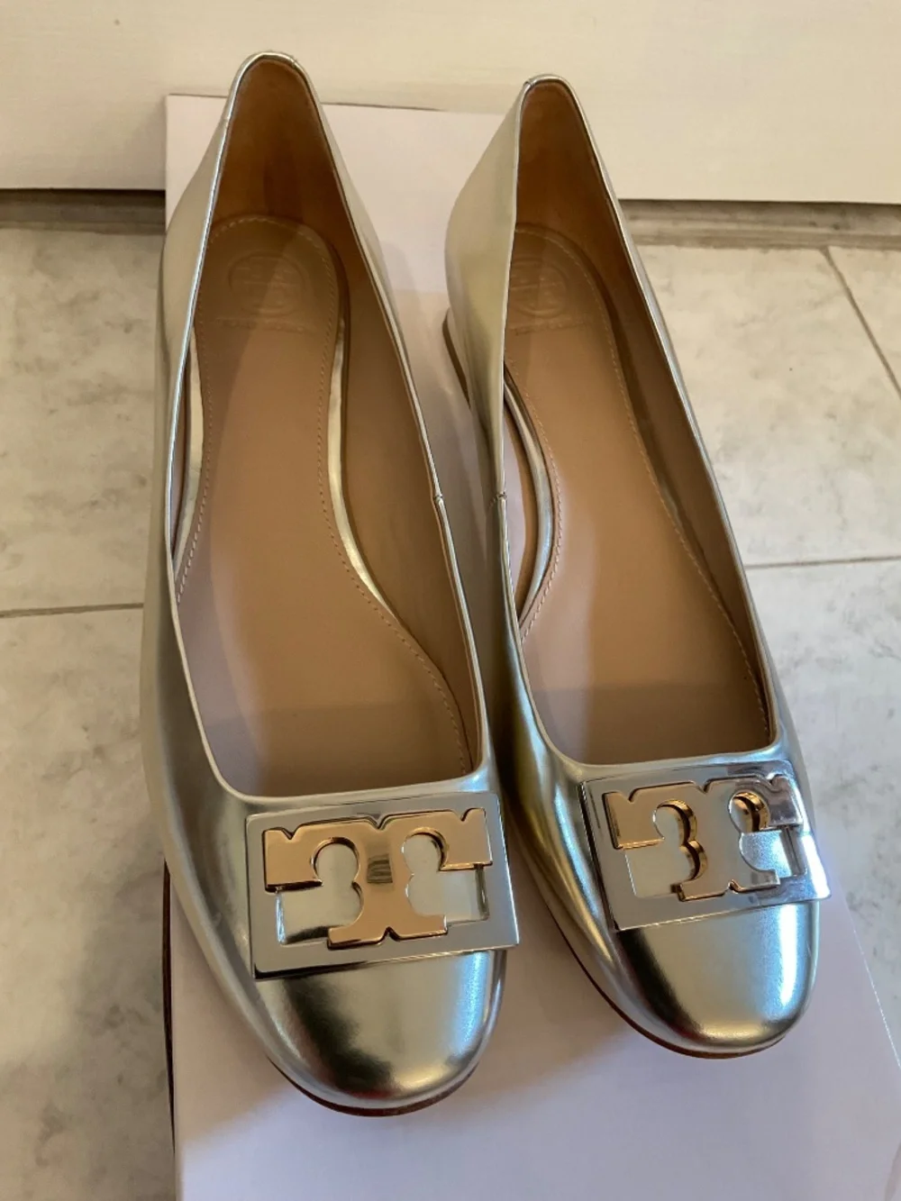 Tory Burch Gold Metallic Leather Slip on T Shoes Size 9M ~NEW - Picture 2 of 8